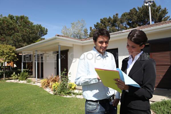 房产经纪人的门前咨询 专业引导与贴心服务